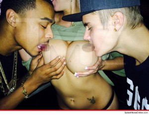 Justin Bieber (der.) y su amigo Khalil en plena acción con una stripper. 