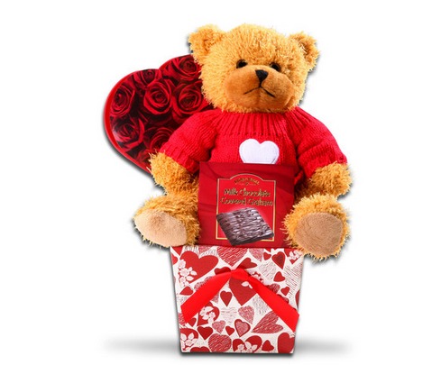 Bear Hugs Gift Basket: ¿así o más tierno? Lo mejor de todo es que este regalo puede ser para todas las personas que amas, no solamente para la pareja. $39.99, gifts.com