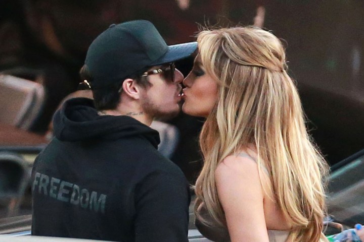 Exclusive... Jennifer Lopez & Casper Smart Are Caught Kissing At American Idol
